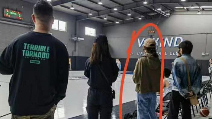 孙俪星妈典范，不缺席孩子的成长阶段，网友偶遇其陪儿子打篮球