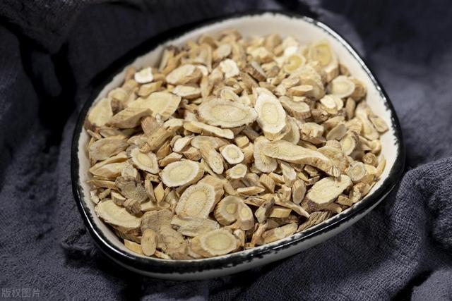 日常补肾脏，用黄芪泡水，真正伤肾的其实是这三味药，日常少用！