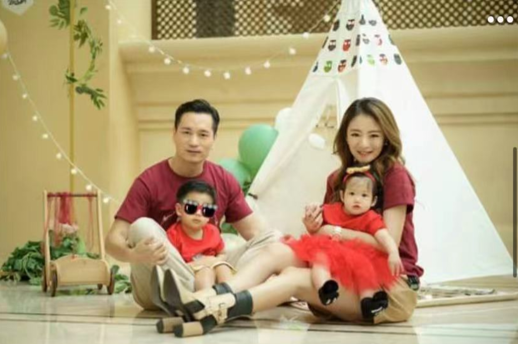 80后安以轩近照!穿T恤短裤戴棒球帽简约大方,随行还有保镖保姆