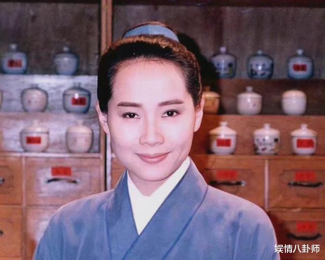 太吓人！74岁刘晓庆和90岁黄夏蕙同框出现，评论区的留言很伤人