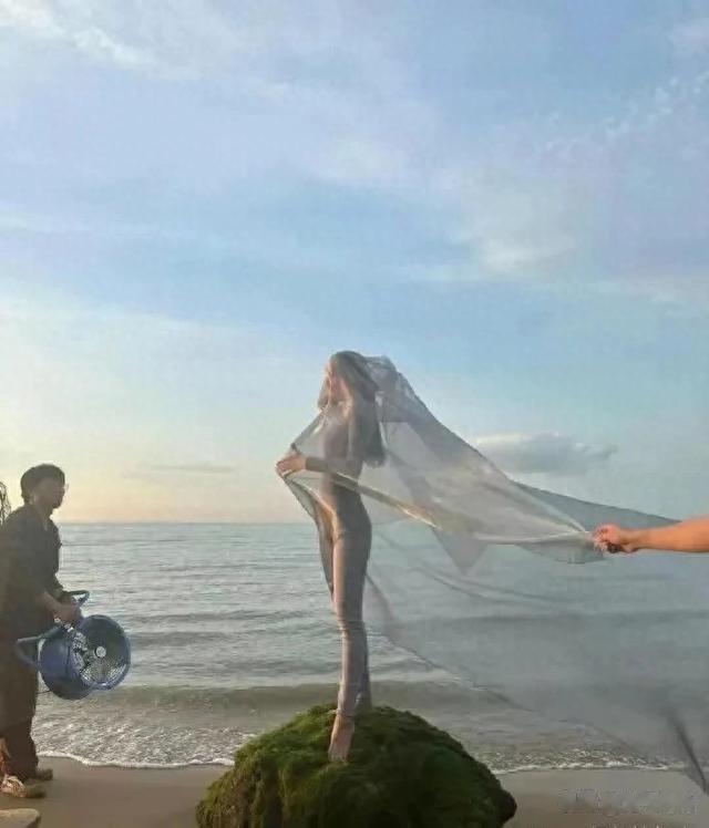 舒淇身材火辣如东方维纳斯,平坦腹部让人惊艳,网友直呼羡慕!