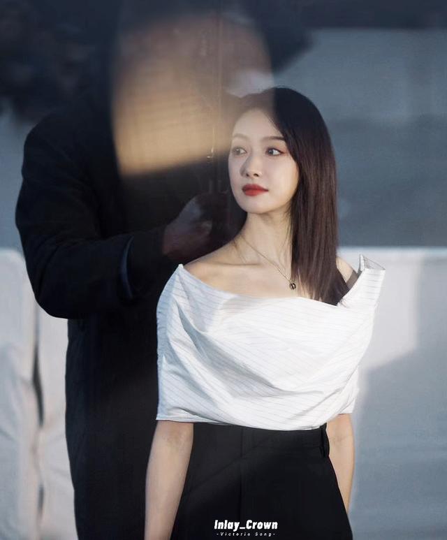 宋茜白黑色调的露肩半身裙优雅而大方