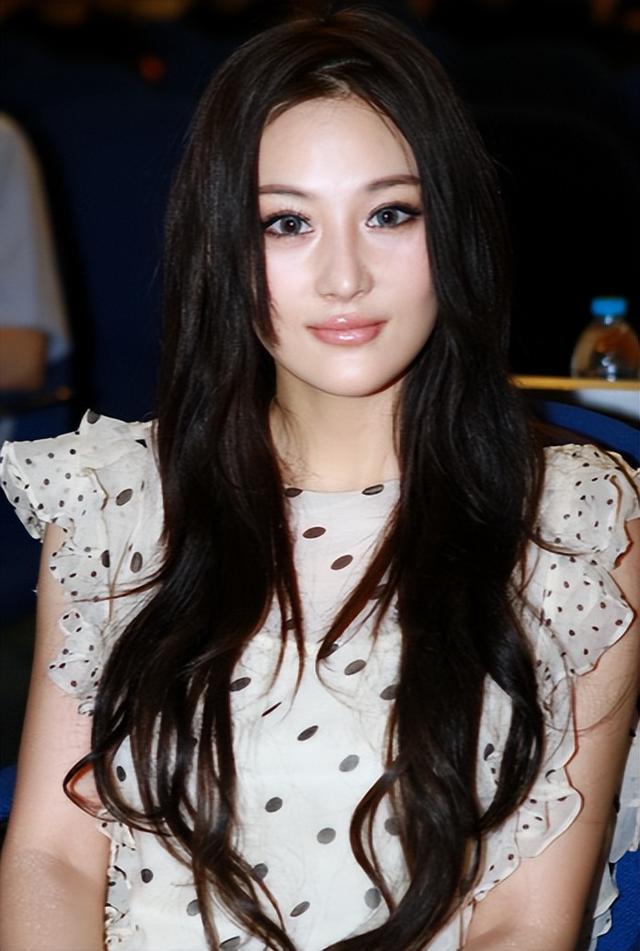 何捷转业成保安，年薪曝光差距立显，这下，张馨予彻底输了