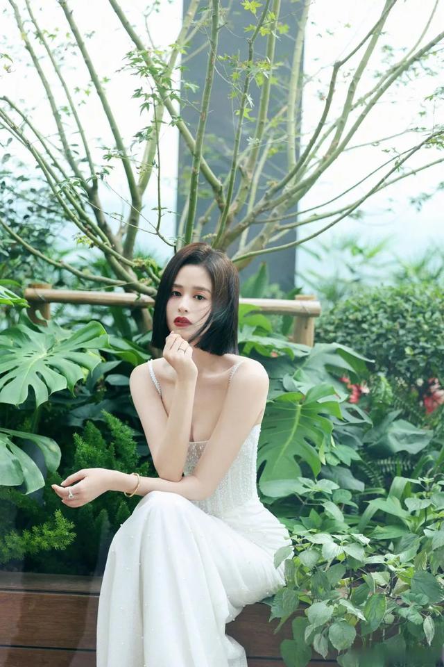 颖儿优雅纯净，宛如仙子