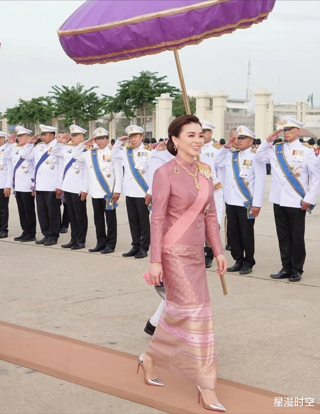 泰王新宠来势凶猛?苏提达王后早已脱胎换骨,美出新高度