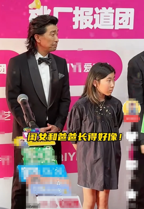 “爸爸基因”有多强大?父女俩共用一张脸,妈妈貌美如花也没用