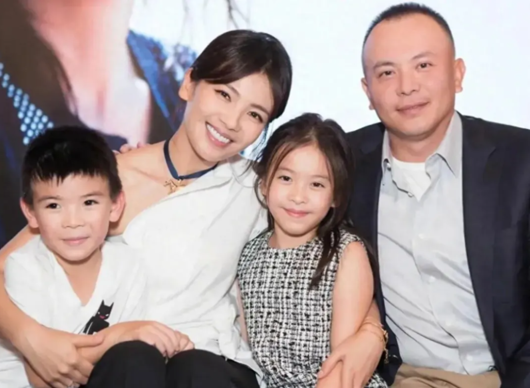 刘涛一双儿女逛街被偶遇