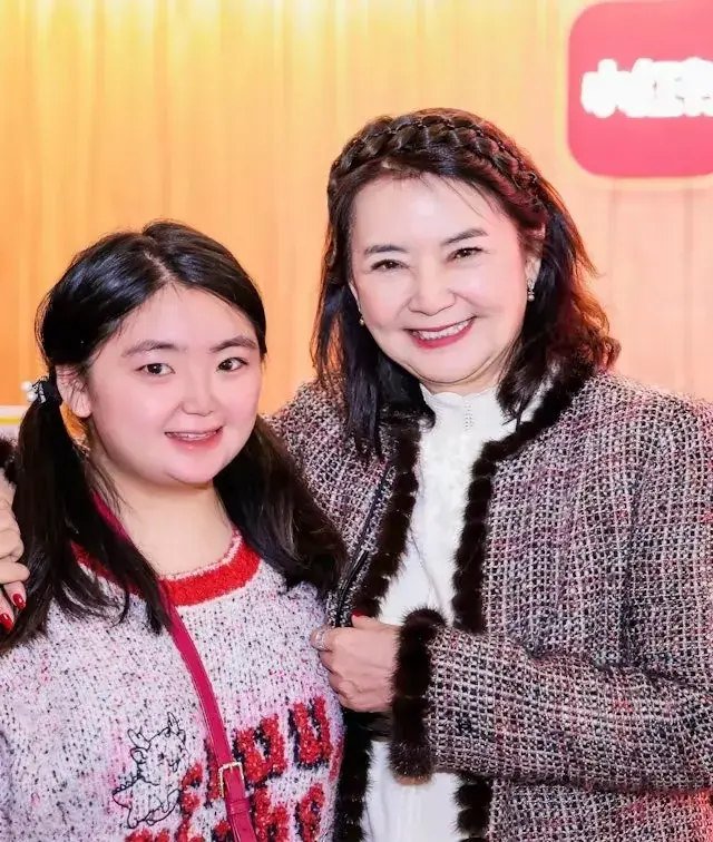 68岁胡慧中发福不敢认!为女儿“出山”,一家三口合体引发热议