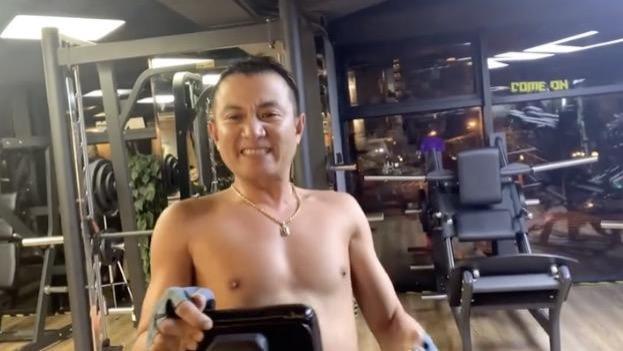 文章离婚后寄情于健身，晒锻炼视频青筋暴起表情狰狞，金项链抢镜