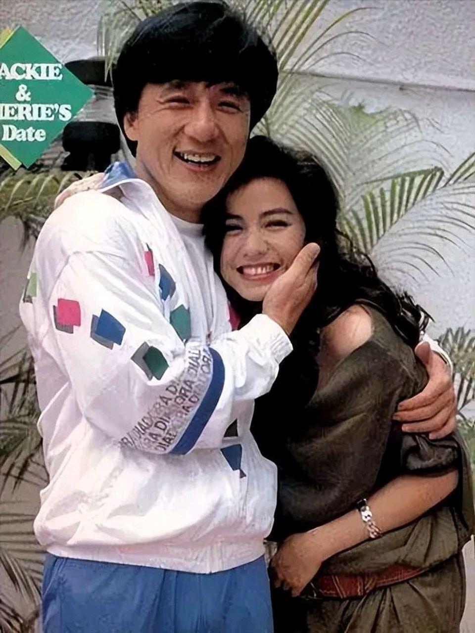 成龙“魔咒”有多“神”,抱过的女星难脱单,代言的品牌也都倒闭