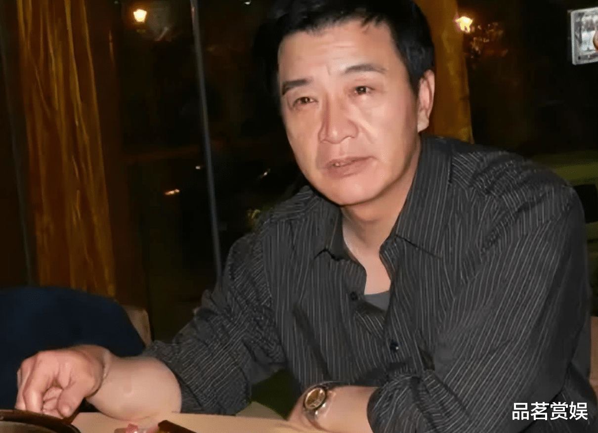 他外出拍戏时妻子在家被害，30年后仍不敢再提，如今周里京怎样了