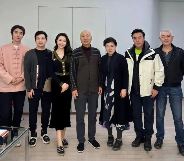 陈佩斯兄妹罕见同框！妹夫张山站边上，外甥女仍然避不开陈家基因