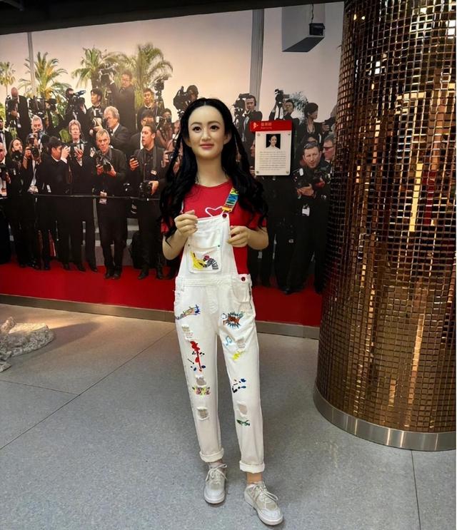 蒋欣出席蜡像揭幕仪式,被丑到无语尬笑,却强调和她“一模一样”