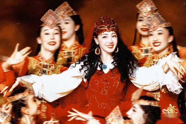 迪丽热巴|太拼了！迪丽热巴春晚意外摔伤骨裂，忍痛完成演出！