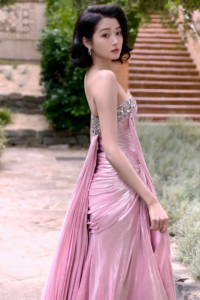 北京这一夜，巩俐深v高开叉，佟丽娅抹胸包臀，最后风头还不如狗