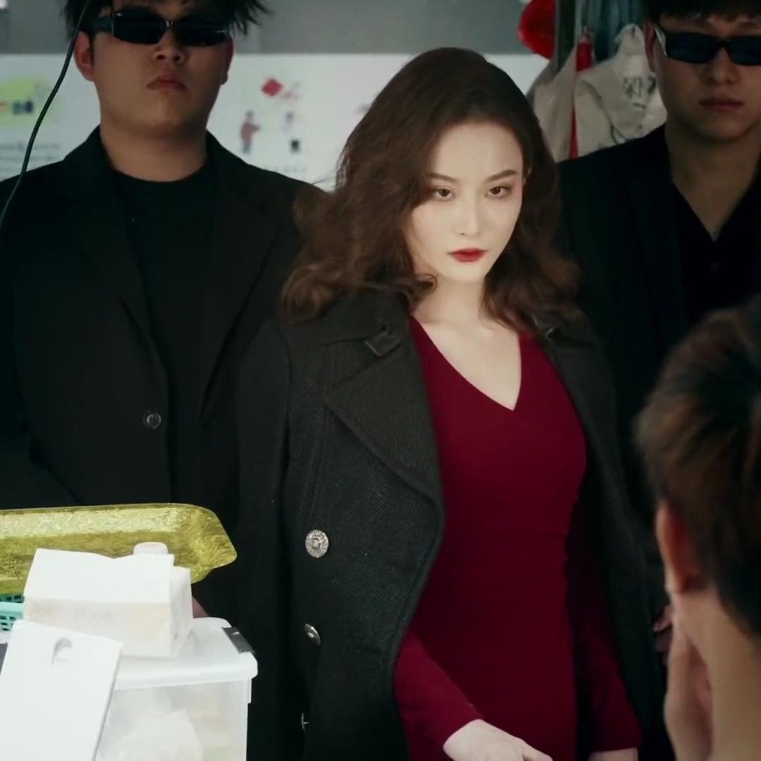 两次爆红,1。1亿获赞,粉丝超千万,追她的男人已经排到宇宙尽头