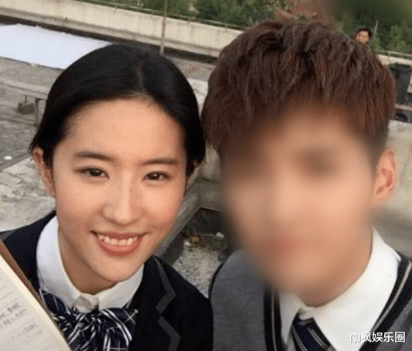 被换发型的鹿晗惊艳了！瘦了一圈，帅得毫不费力，像漫画里的少年