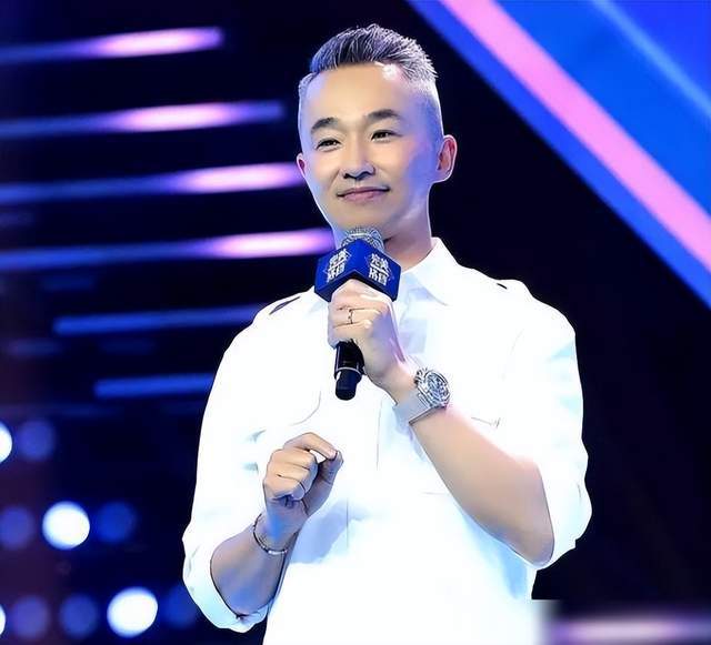 主持人程雷罕见露面，穿2万元马甲戴金表，因犯错转幕后工作