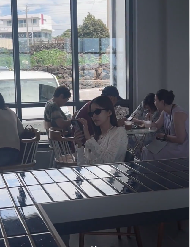 40岁张子萱韩国被偶遇,额头肿胀苹果饥高耸,网友:满脸科技狠活