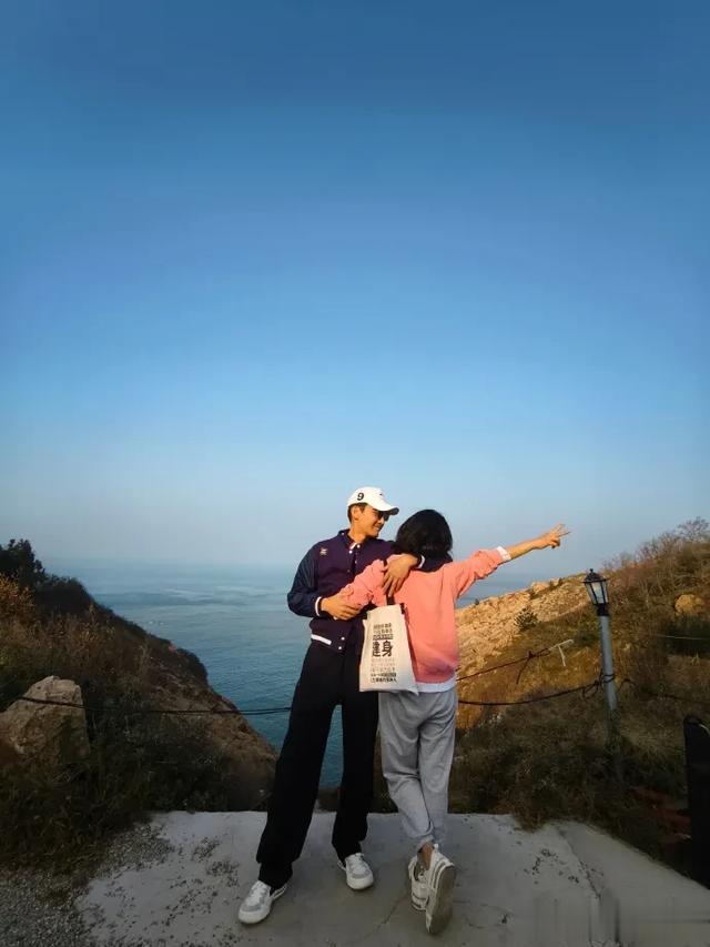 53岁陈松伶晒和小9岁老公合影秀恩爱，牵手相拥似初恋 姐弟恋好甜