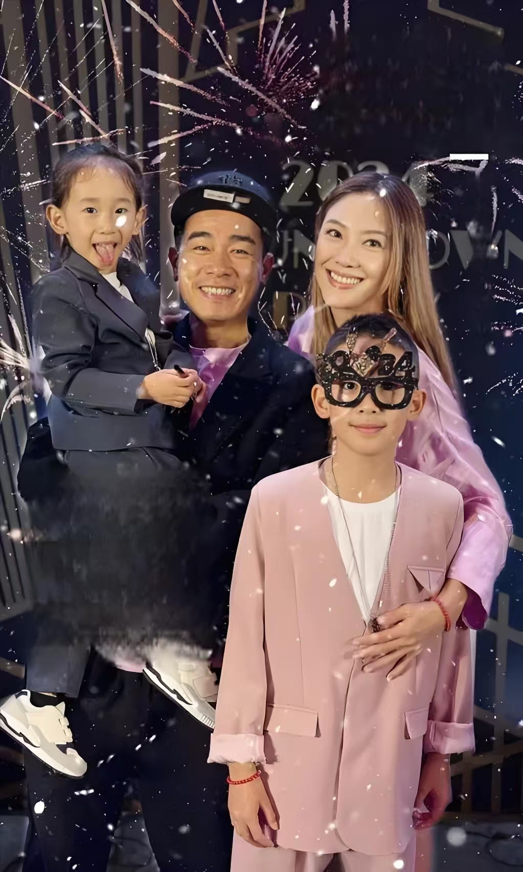 陈小春应采儿海边大秀身材,一家人群魔乱舞 ,评论区炸锅了!