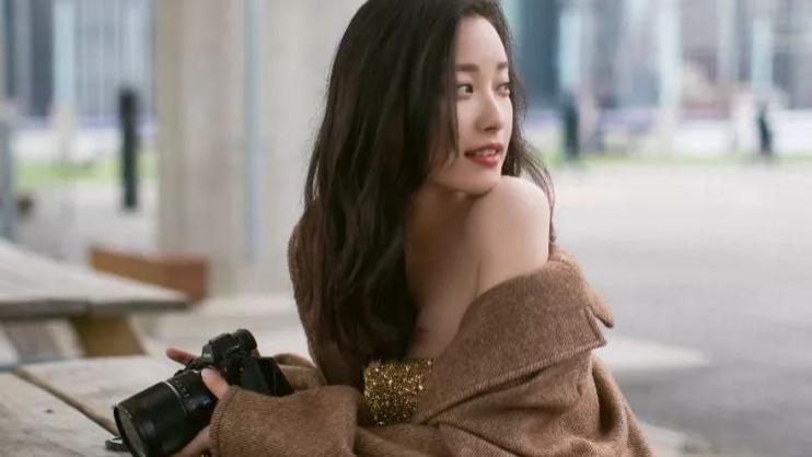 36岁倪妮S身材太完美！一袭牛仔裤尽显“蚂蚁腰”，韵味十足