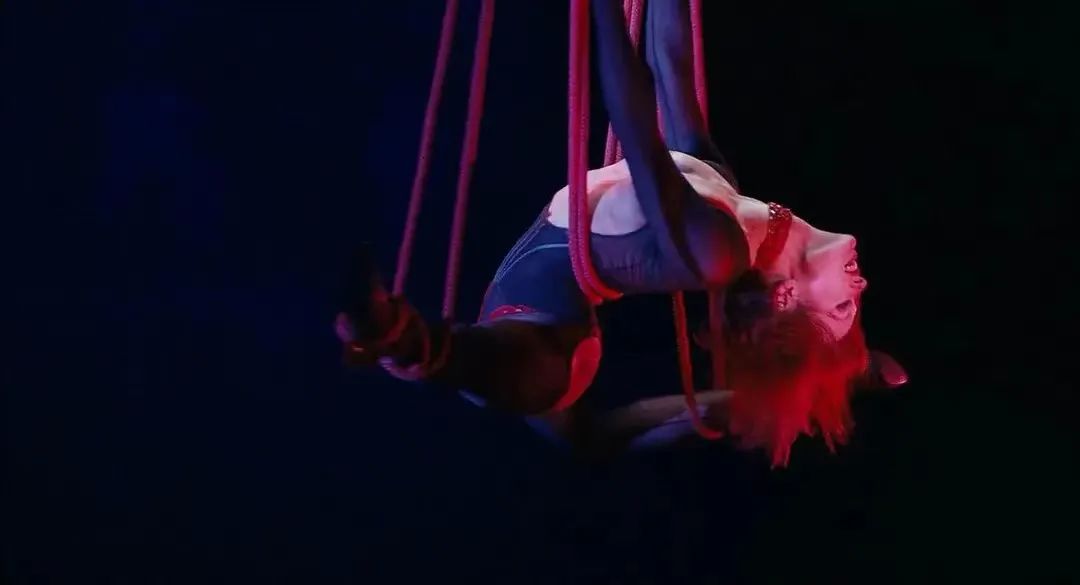 杨颖转战海外,一改甜美风格,连知名杂志都称赞她为中国卡戴珊