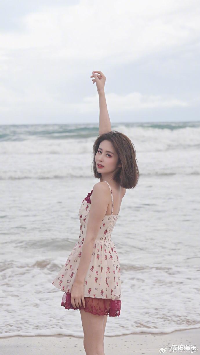 颖儿海边大秀美腿,身姿曼妙惹人爱,笑容温柔甜美如初恋