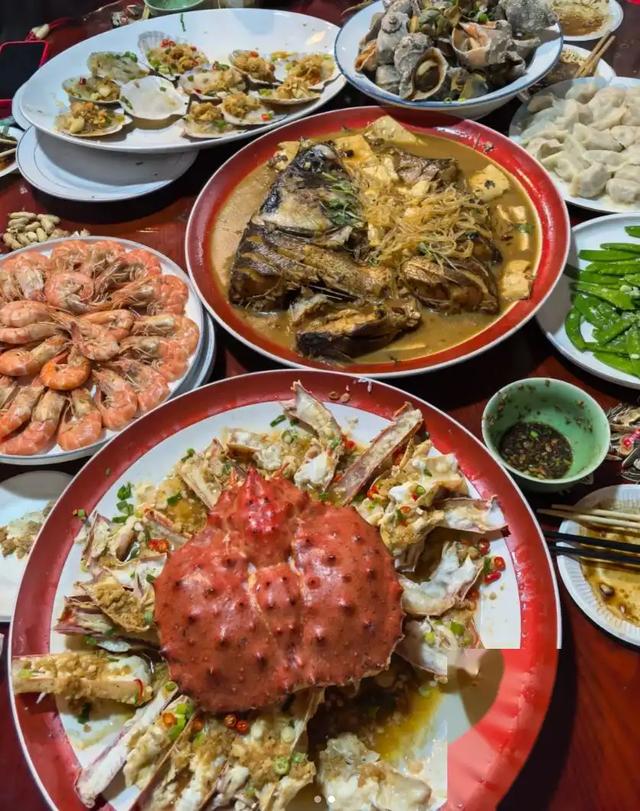 赵本山初二在公司办聚会，穿的花里胡哨，办公室摆放金丝楠木椅子