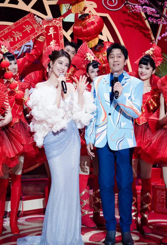 黄圣依春晚舞台淡蓝色薄纱裙超美!