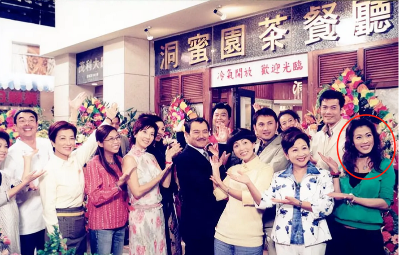 47岁香港女星承认秘密生女，首谈女儿生父身份，原来是黄子华司机