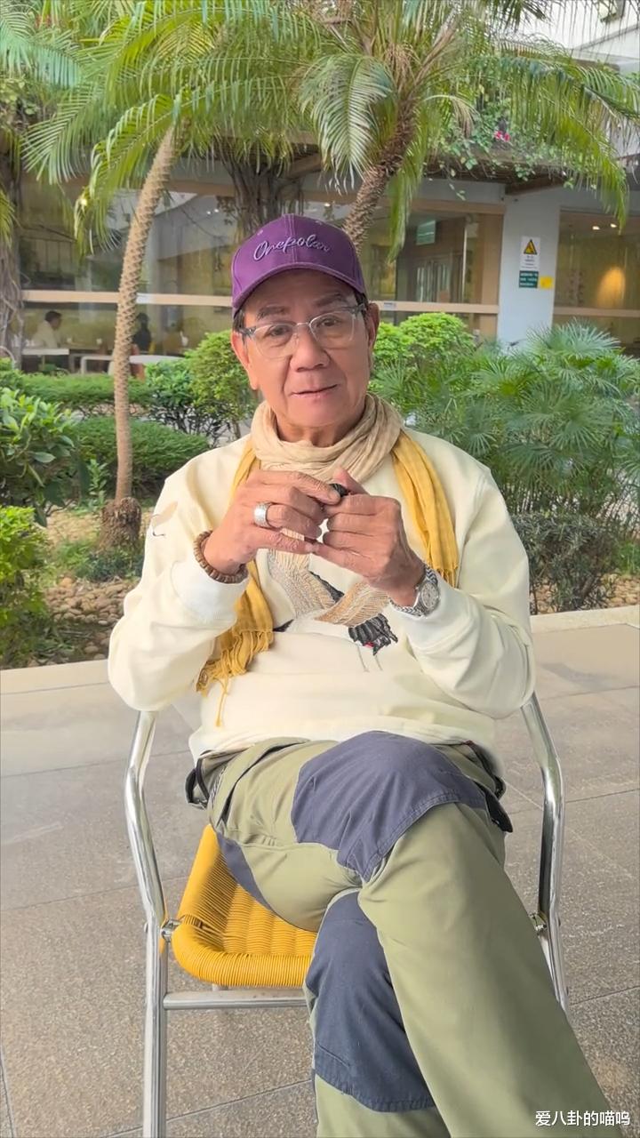 74岁港星揭开泰国遮羞布，自曝去泰国演出时，曾亲眼目睹枪战