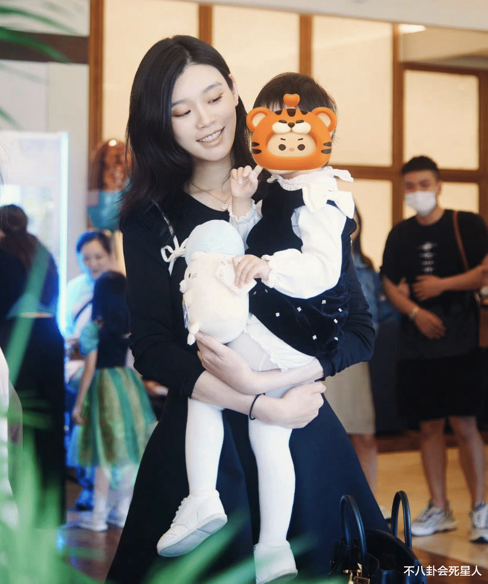 何猷君2岁女儿身高近1米,奚梦瑶改善四房身材基因很成功