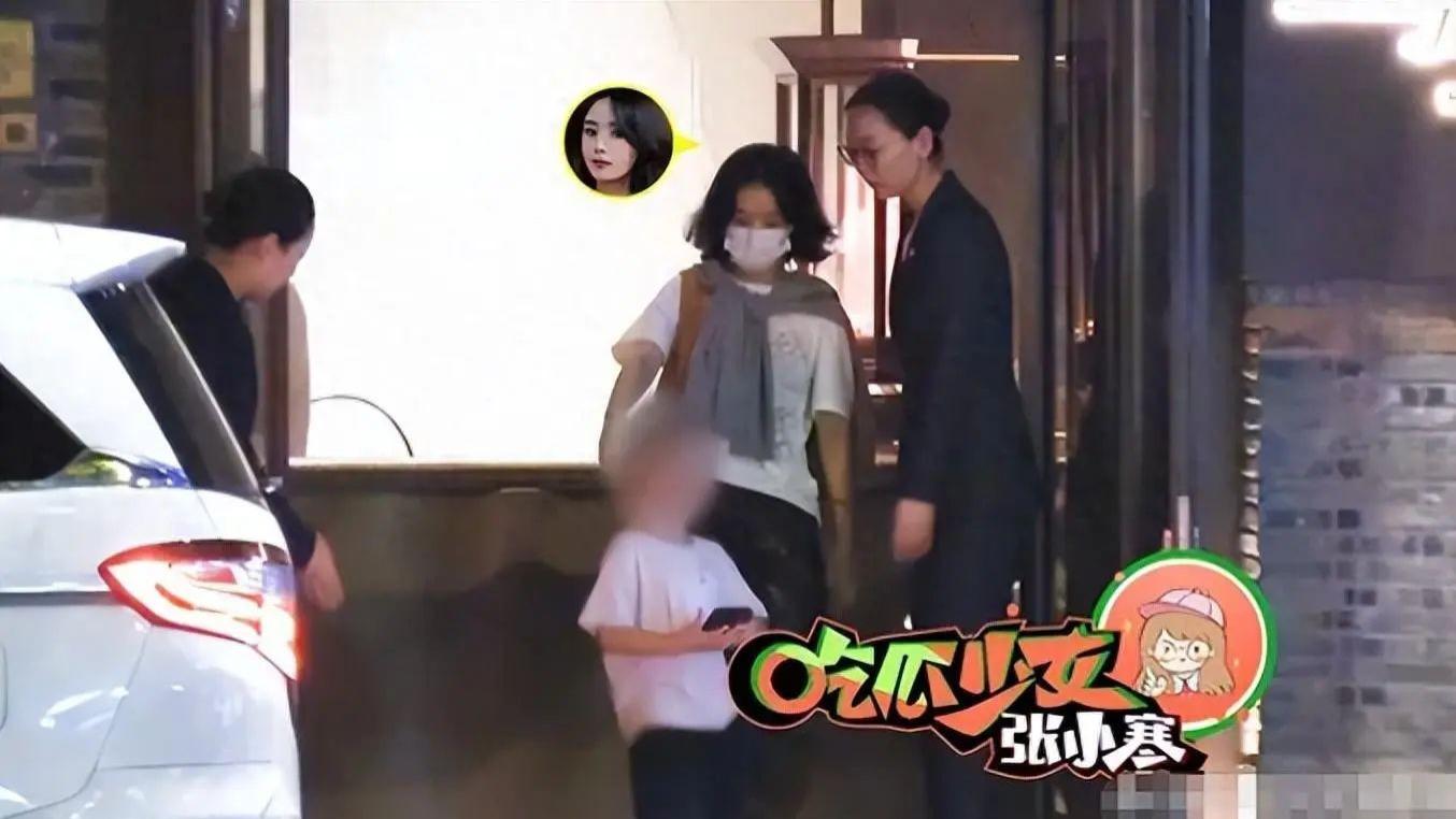 赵丽颖祖孙三代聚餐，遭逢大雨颖宝暖心护爱子，想想虎头虎脑像爸