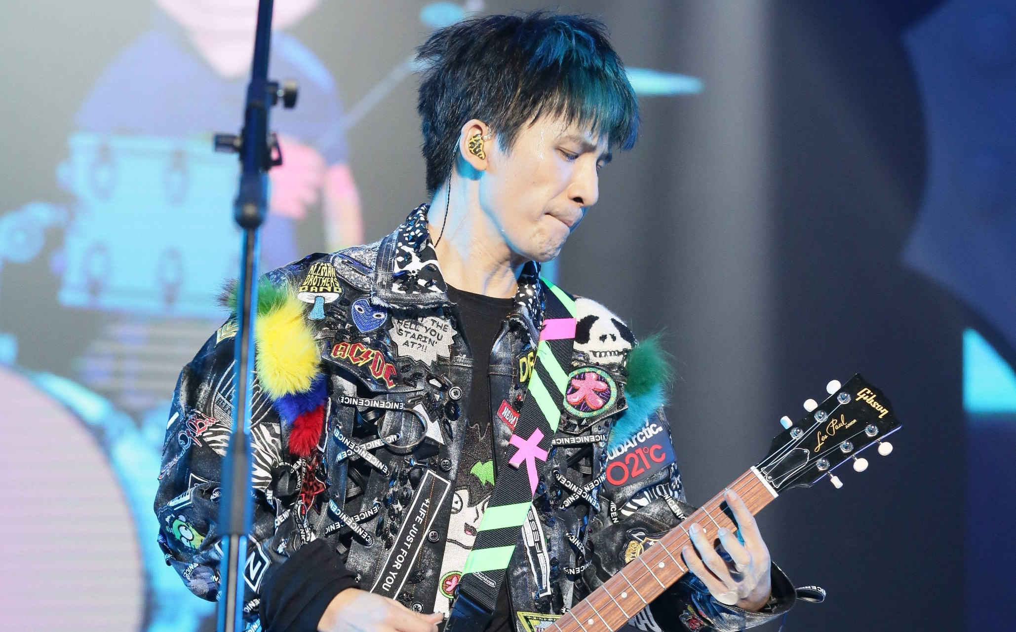 新年又一大瓜,顶流歌星美国俩娃,大的已有十几岁