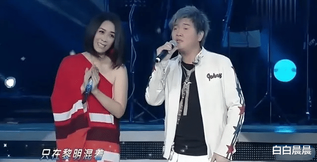 那英孙楠昔日旧照被扒,两人台上热烈亲吻,那英老公多次看过照片