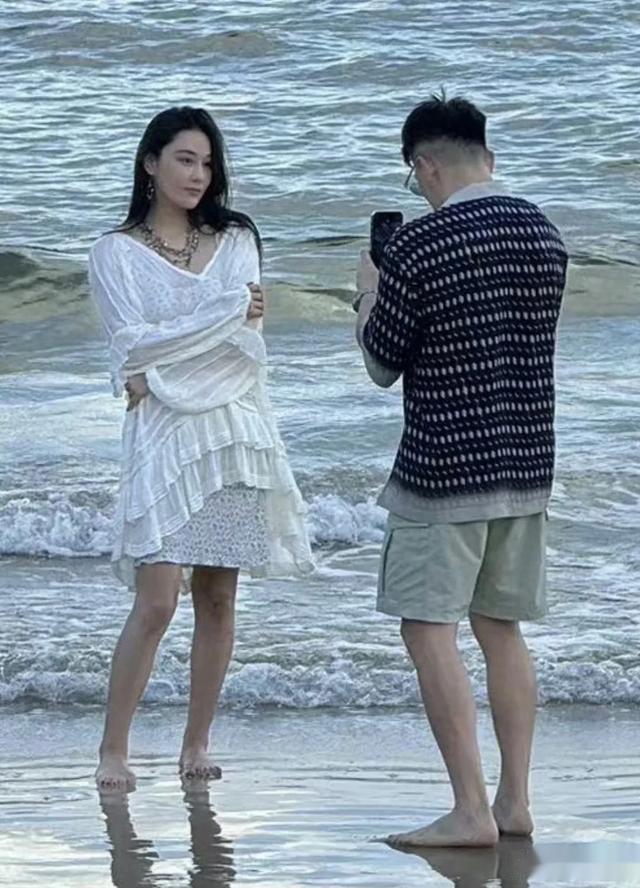 张馨予5岁女儿首次曝光,何捷亲自教闺女游泳,一家三口幸福爆棚