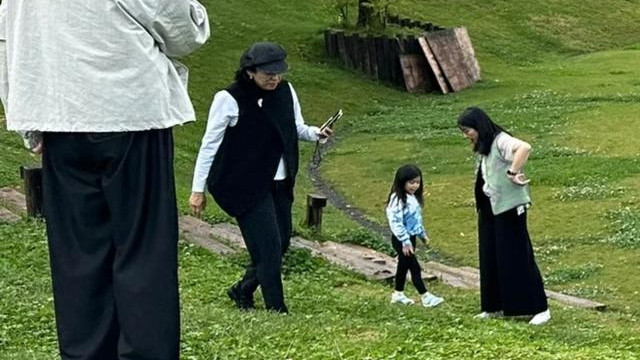 郭晶晶一家被网友偶遇，夫妻俩身材发福被调侃，霍启刚小肚腩抢镜