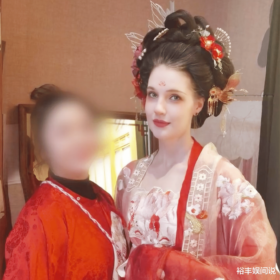 撒贝宁携龙凤胎游西安！妻子李白穿汉服太惊艳，“望妻眼”惹关注