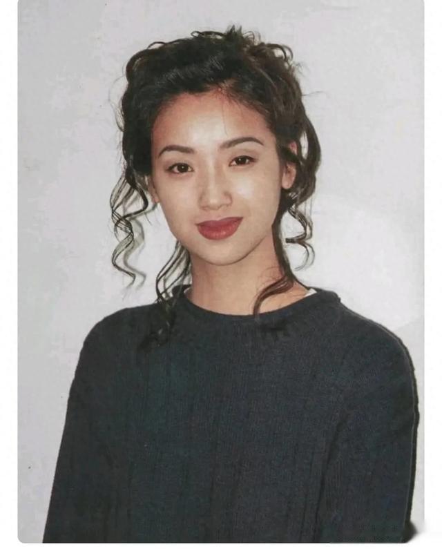 岁月不饶人！昔日香港女神吴倩莲白发苍苍，几乎认不出！