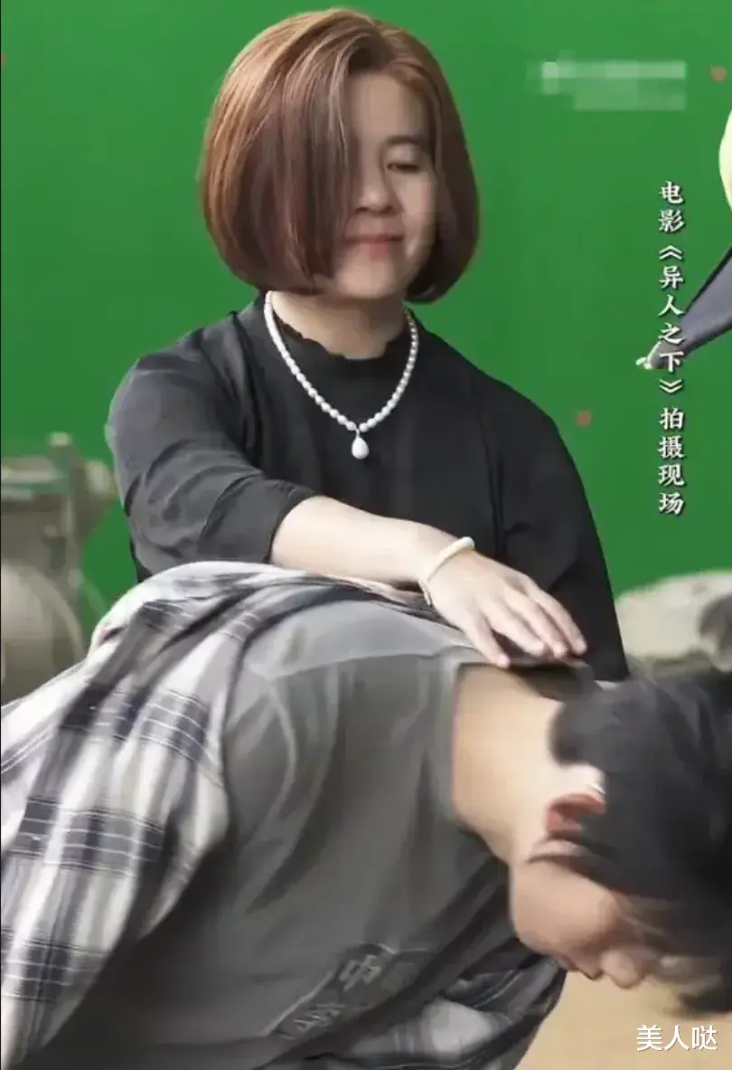 “金龟子”终于换发型,波波头配珍珠项链,女人味爆棚美到认不出