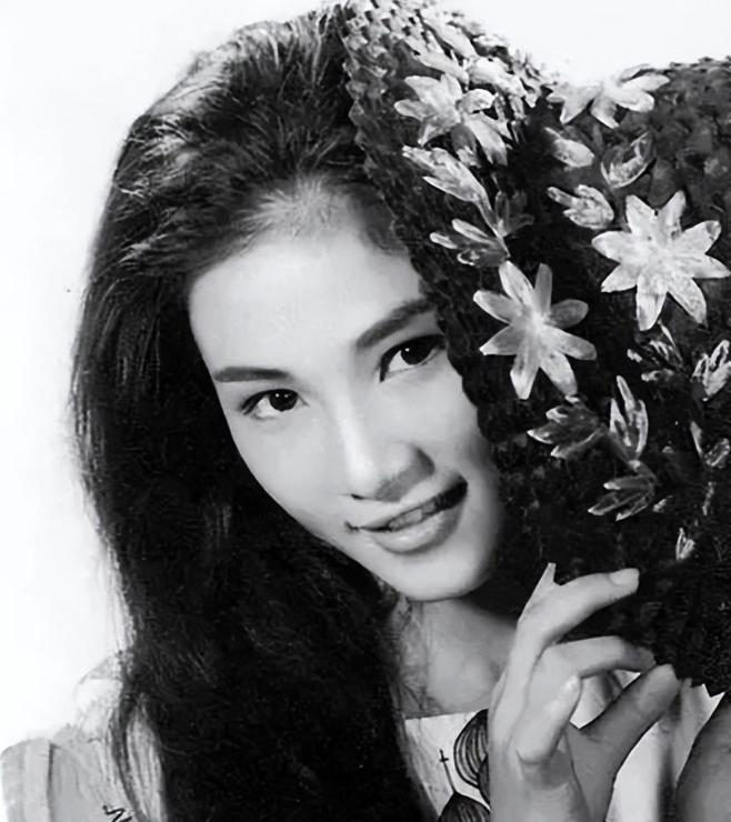 与琼瑶齐名的才女亦舒,拒认亲子,如今怎样了