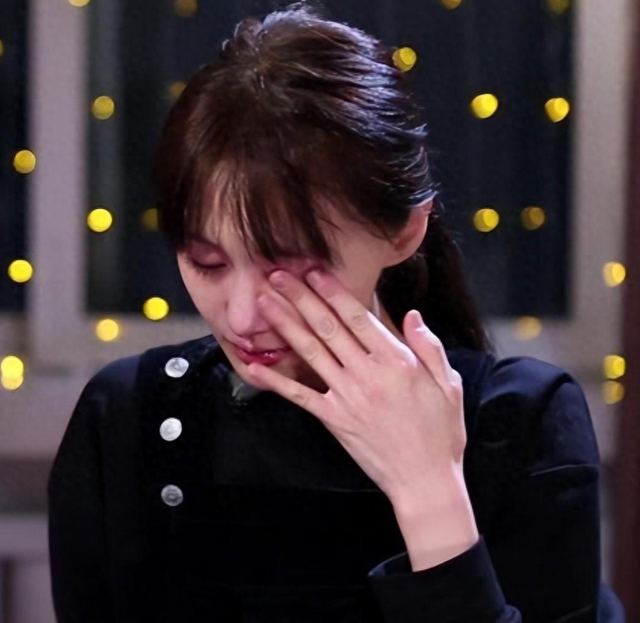 这一次,33岁现身美国“一脸憔悴”的郑爽,早已走上了一条不归路