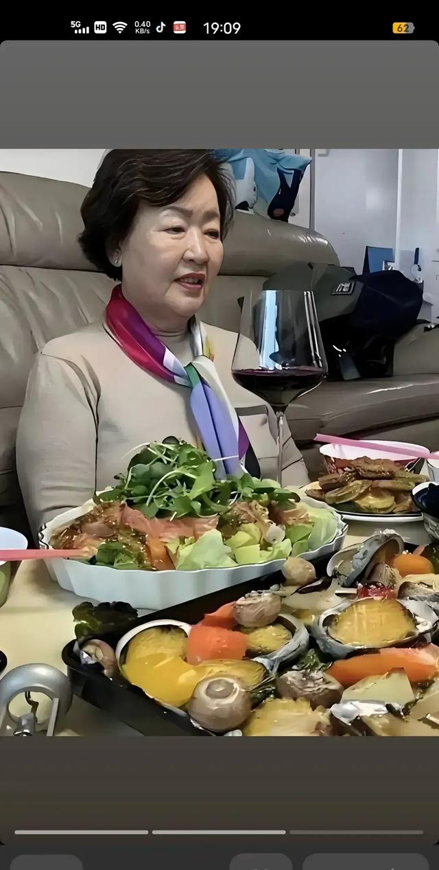 真成了思念!10月6号大S生日,具俊晔没有再纹一道杠,而是无视