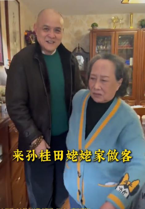 82岁演员孙桂田待客,北京四合院小又破,中午吃过水面条青红萝卜