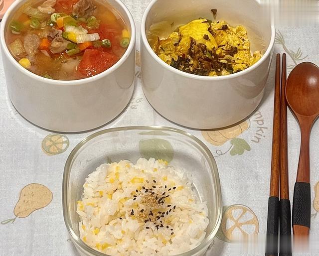 上海47岁阿姨，无儿无女不结婚，晒一人晚餐火了，网友：活明白了