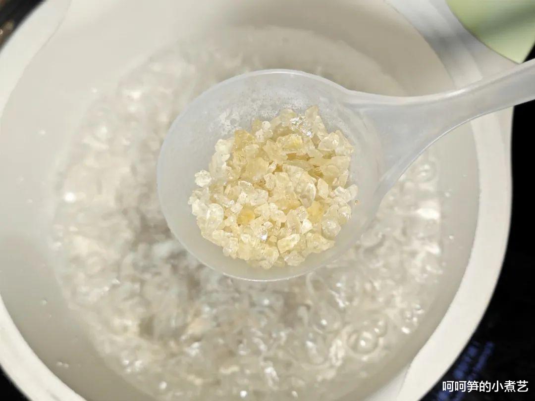 夏季炎热多喝汤，百合甜汤，做法简单，老少皆宜，越喝越滋润