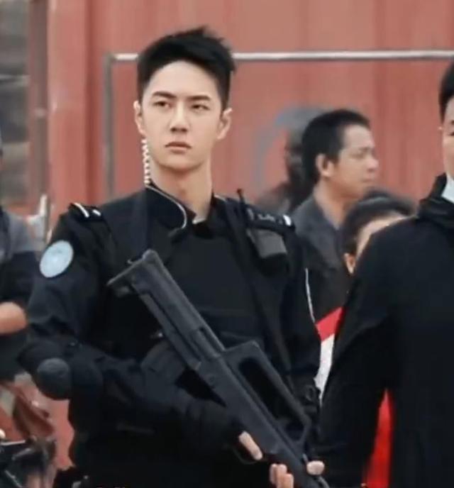 王一博有多牛?《维和》介绍主演,给别人形容词,给他就是奖项