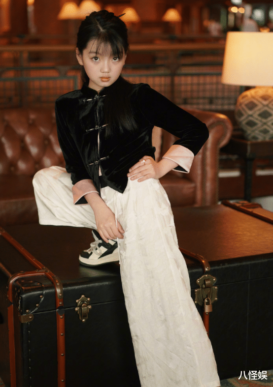 12岁阿拉蕾晒近照,只长了身高五官没什么变化,还是那么漂亮可爱