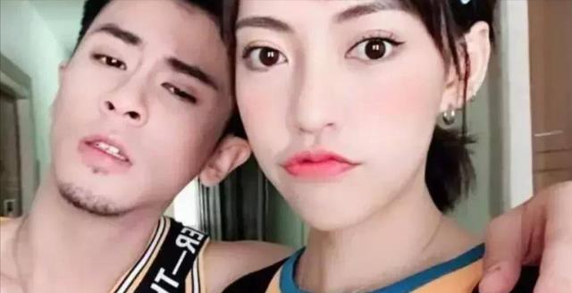 57岁焦恩俊地中海戴假发,走穴赚钱养俩女儿,身材倒是依旧能打